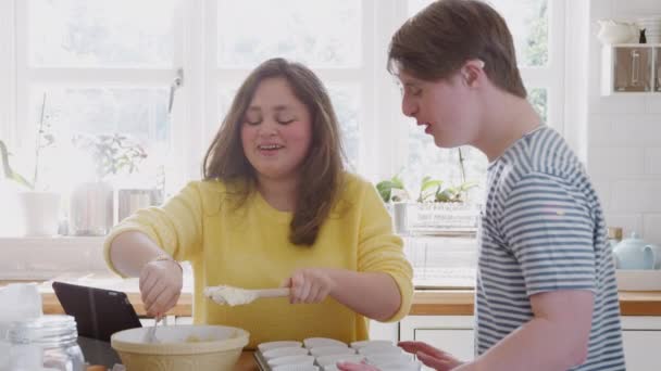 Junges Syndrom Paar Backt Hause Küche Mischung Cupcake Kisten Zeitlupe — Stockvideo