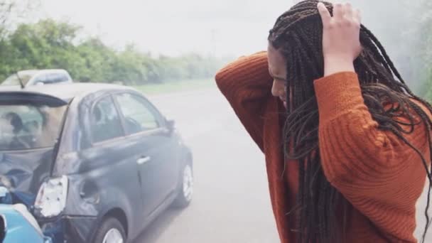 Femme Conducteur Sortant Voiture Après Accident Souffrant Une Blessure Par — Video