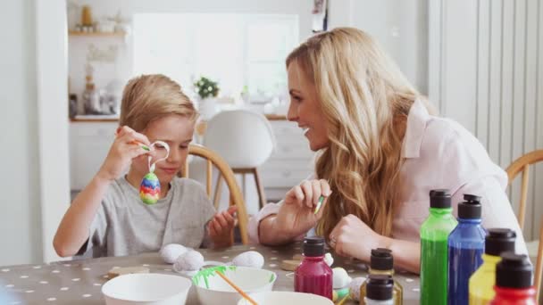Matka Sedí Kuchyňského Stolu Pomáhá Synovi Malovat Vajíčka Velikonoce Střílí — Stock video
