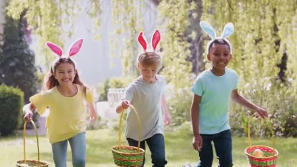 Primo Piano Gruppo Bambini Che Indossano Orecchie Coniglio Durante Caccia — Video Stock