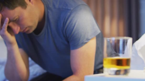 Depressiv Man Sitter Sängkanten Pyjamas Och Plockar Upp Glas Whisky — Stockvideo