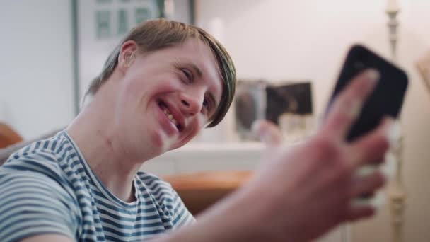 Young Downs Syndrom Muž Sedí Pohovce Selfie Mobilním Telefonu Zastřelen — Stock video