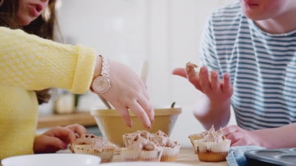 Junges Syndrom Paar Backt Hause Der Küche Cupcakes Mit Zuckerguss — Stockvideo
