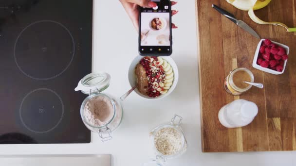 妇女在手机上拍摄健康早餐的头像 慢镜头 — 图库视频影像