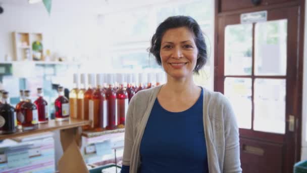 Ritratto Donna Matura Che Gestisce Azienda Agricola Biologica Sorridente Alla — Video Stock