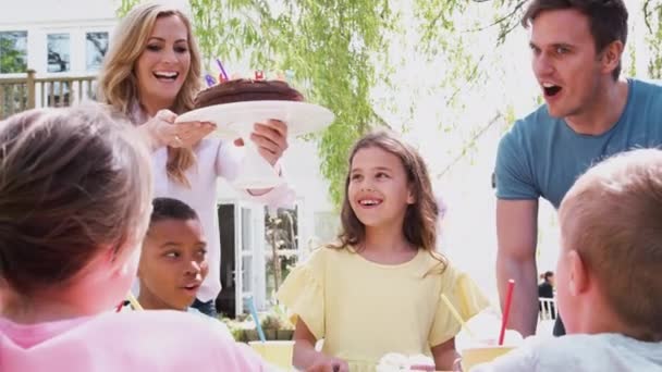Dziewczyna Świętuje Urodziny Korzystających Imprezy Świeżym Powietrzu Ogrodzie Rodzicami Przyjaciółmi — Wideo stockowe