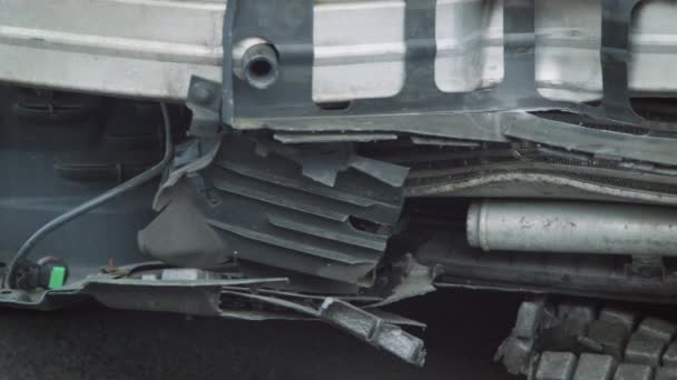 ガレージの修理店に止め交通事故で破損した車のグリル全体のカメラトラック スローモーションで撮影 — ストック動画