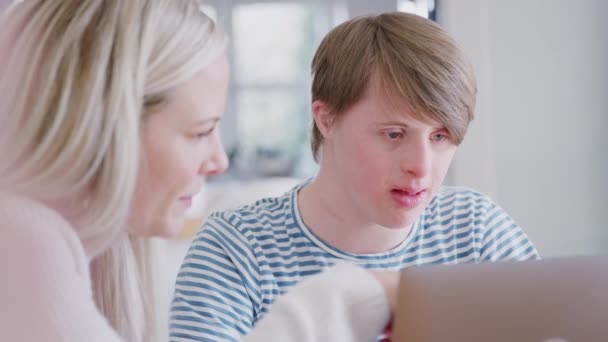 Jovem Com Síndrome Downs Trabalhando Com Tutor Doméstico Feminino Laptop — Vídeo de Stock