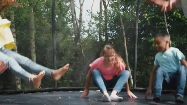 Groep Kinderen Hebben Plezier Tuin Stuiteren Trampoline Samen Schot Slow — Stockvideo