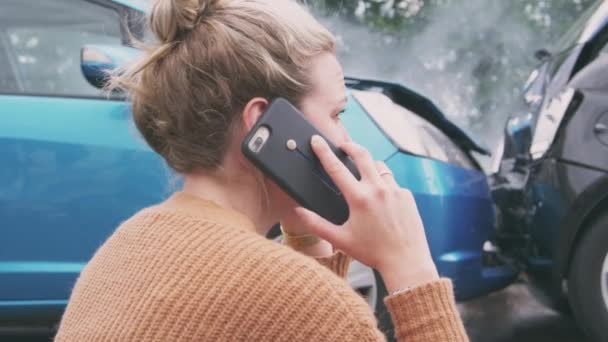 Bakifrån Kvinna Som Inblandad Trafikolycka Ringer Bilförsäkringsbolag Mobiltelefon Skott Slow — Stockvideo
