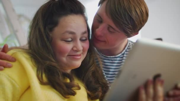 Jeune Couple Downs Syndrome Assis Sur Canapé Regarder Film Streaming — Video