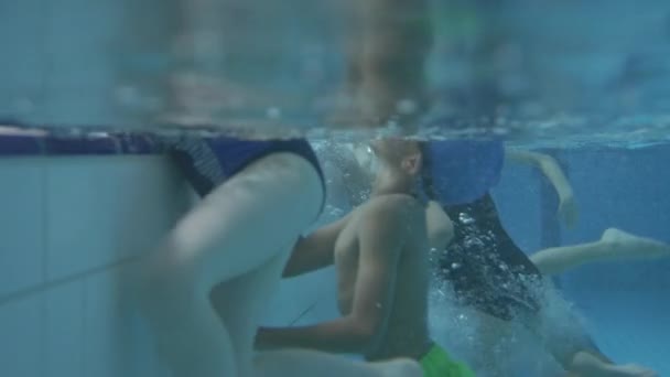 Inyección Submarina Niños Divirtiéndose Piscina Cubierta Disparo Cámara Lenta — Vídeo de stock