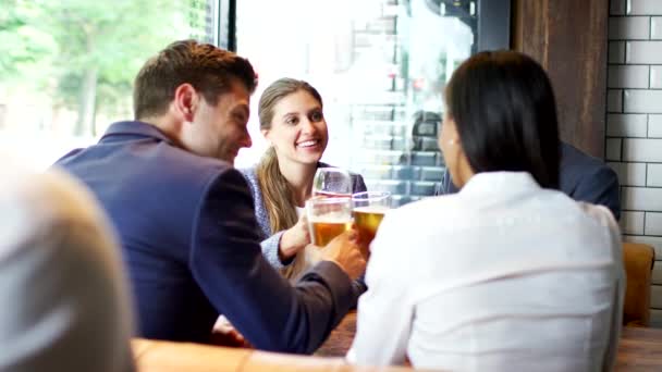 Grupo Colegas Negocios Reunidos Para Después Del Trabajo Bebidas Bar — Vídeos de Stock