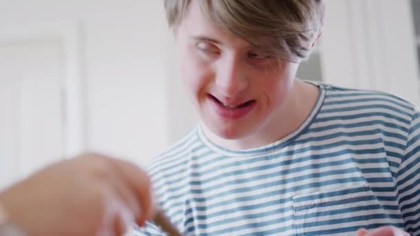 Mann Mit Syndrom Backt Hause Küche Cupcakes Mit Zuckerguss Schuss — Stockvideo