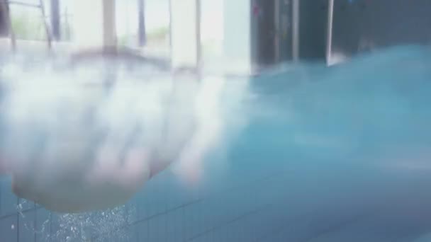 Podvodní Záběr Ženy Plavající Krytém Bazénu Záběr Zpomaleném Filmu — Stock video