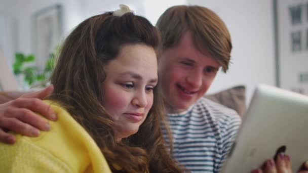 Young Downs Syndrome Couple Sitting Sofa Watching Movie Streaming Digital — Stock Video