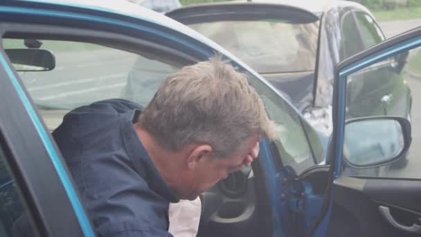Dojrzały Mężczyzna Wysiadający Uszkodzonego Samochodu Biorącego Udział Wypadku Drogowym Zastrzelony — Wideo stockowe