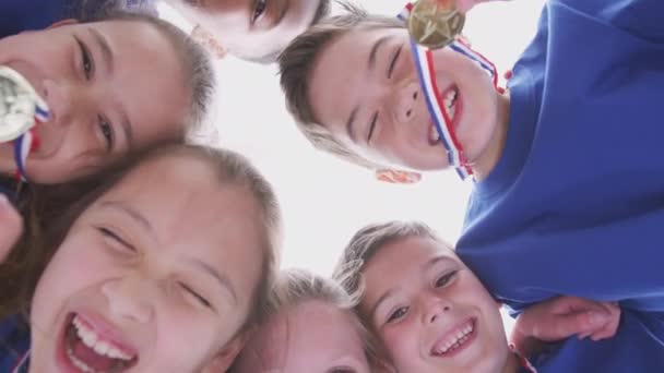 Retrato Niños Acurrucados Mirando Cámara Día Los Deportes Sosteniendo Medallas — Vídeo de stock