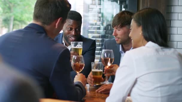 Grupo Colegas Negócios Que Reúnem Para Depois Trabalho Bebidas Bar — Vídeo de Stock
