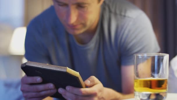 Olycklig Man Sitter Kanten Sängen Tittar Foto Ram Med Glas — Stockvideo