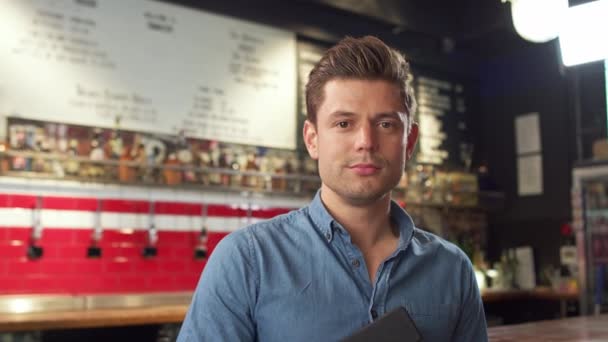 Retrato Del Dueño Del Bar Masculino Pie Junto Mostrador Filmado — Vídeos de Stock