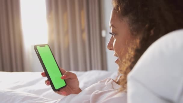 Kobieta Leżąca Łóżku Patrząc Ekran Telefonu Komórkowego Strzał Zwolnionym Tempie — Wideo stockowe