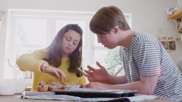Young Downs Syndrom Pár Pečení Kuchyni Doma Zdobení Cupcakes Polevou — Stock video