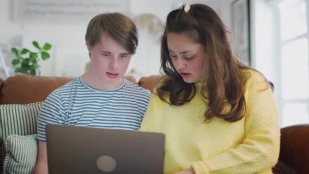 Junges Syndrom Paar Sitzt Hause Mit Laptop Auf Dem Sofa — Stockvideo