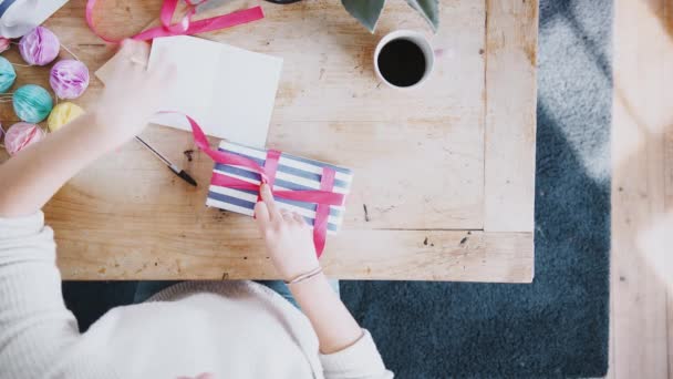 Bovenaanzicht Neerkijkend Vrouw Zittend Aan Tafel Cadeauverpakking Cadeau Het Schrijven — Stockvideo