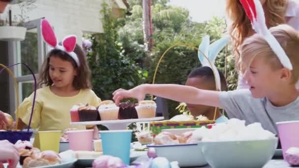 Grupo Niños Con Orejas Conejo Sentados Mesa Aire Libre Disfrutando — Vídeo de stock