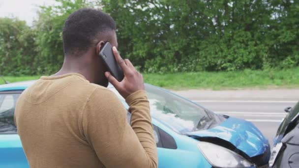 涉及车祸的男性司机用手机与保险公司联系 慢镜头拍摄 — 图库视频影像