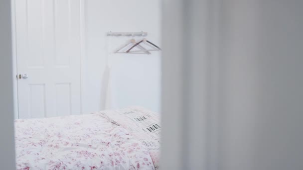 Jonge Downs Syndroom Man Zittend Bed Thuis Aankleden Voor Het — Stockvideo