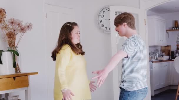 Genç Downs Sendromu Çifti Evde Dans Ederken Eğleniyor Ağır Çekimde — Stok video