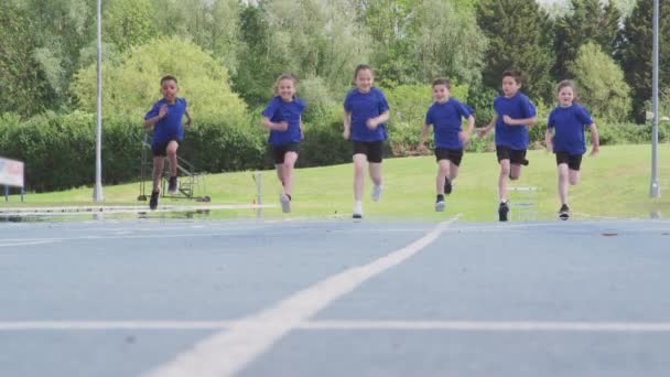 Kindergruppe Beim Sprintrennen Sporttag Zeitlupe Geschossen — Stockvideo