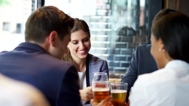 Gruppe Von Geschäftskollegen Trifft Sich Zum Feierabend Drink Der Bar — Stockvideo