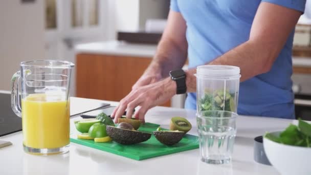 Close Homem Vestindo Roupas Fitness Cortar Frutas Legumes Para Uma — Vídeo de Stock