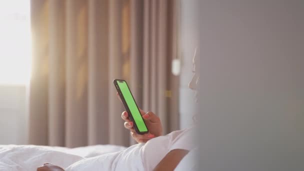 Vrouw Liggend Bed Kijkend Naar Scherm Van Mobiele Telefoon Geschoten — Stockvideo