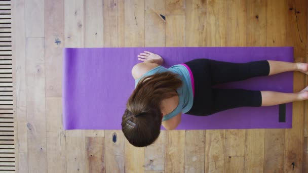 Schwebekran Schuss Auf Junge Frau Beim Yoga Hause Auf Holzboden — Stockvideo