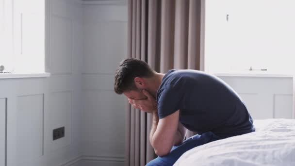 Man Lijden Met Depressie Zitten Het Einde Van Bed Met — Stockvideo