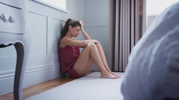 Kamera Görüntüsü Karede Depresif Bir Kadın Yerde Pijamalarıyla Ağır Çekimde — Stok video