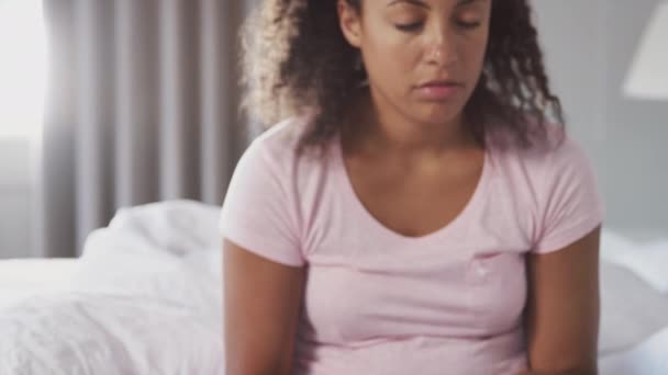 Kvinna Som Lider Depression Sitter Sidan Sängen Med Huvudet Händerna — Stockvideo
