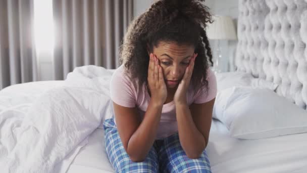 患抑郁症的妇女双手抱头坐在床边 动作缓慢 — 图库视频影像