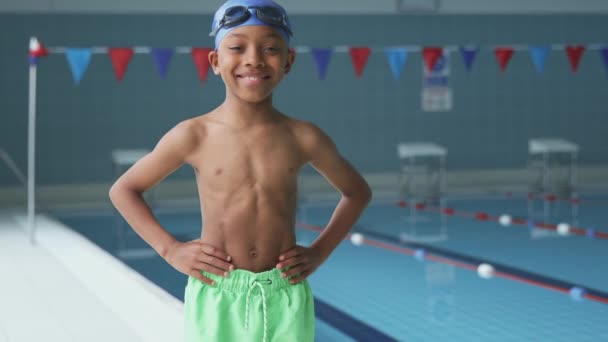 Yüzme Havuzunun Yanında Duran Çocuğun Portresi Ağır Çekimde Derse Hazır — Stok video