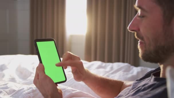 Hombre Acostado Cama Mirando Pantalla Del Teléfono Móvil Filmado Cámara — Vídeos de Stock