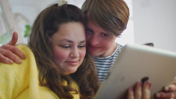 Jovens Downs Síndrome Casal Sentado Sofá Assistindo Transmissão Filmes Para — Vídeo de Stock