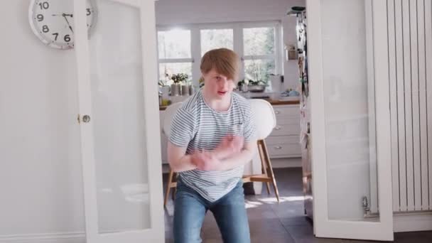 Jonge Downs Syndroom Man Heeft Plezier Dansen Thuis Geschoten Slow — Stockvideo