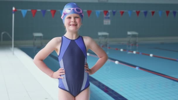 Retrato Menina Junto Piscina Pronta Para Aula Filmado Câmera Lenta — Vídeo de Stock