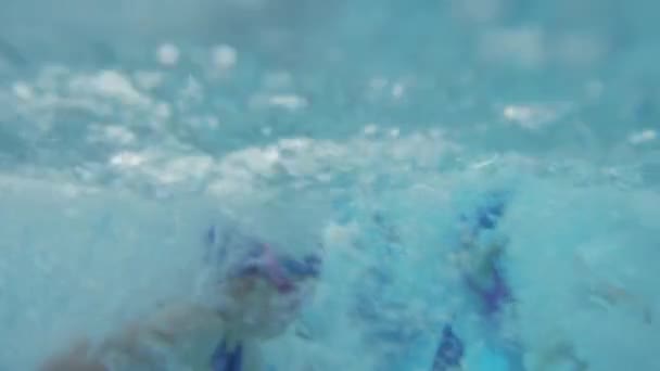 Unterwasseraufnahme Von Kindern Die Vom Rand Das Hallenbad Springen Aufgenommen — Stockvideo