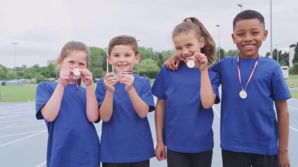 Retrato Crianças Com Exibição Medalhas Ganhas Dia Esporte Filmado Câmera — Vídeo de Stock