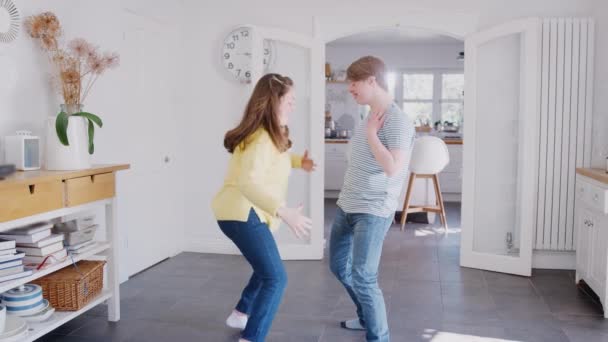 Joven Pareja Síndrome Downs Divertirse Bailando Casa Juntos Disparo Cámara — Vídeos de Stock
